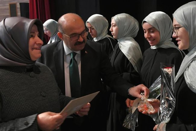 Vali Ustaoğlu, Altıeylül'de hafızların sevincine ortak oldu