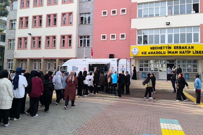 Osmaniye'de öğrencilere sıcak ikram