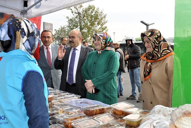 Vali Ustaoğlu'ndan TDV Hayır Çarşısı'na destek