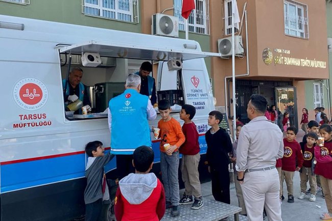 Tarsus'ta öğrencilere sıcak ikram