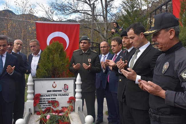 Şehit öğretmen Necmettin Yılmaz kabri başında anıldı