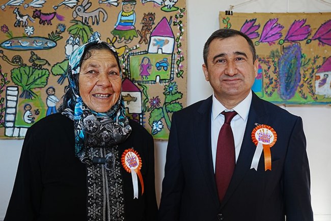 73 yaşındaki Hakime teyzenin yaptığı resimlerden oluşan sergi açıldı