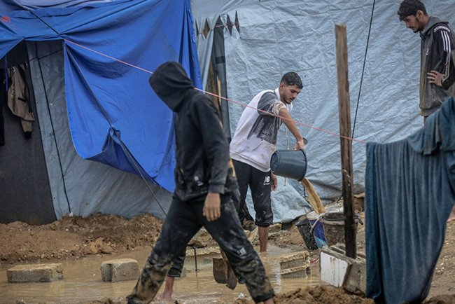 Gazze Şeridi'nde çadırlar su altında kaldı