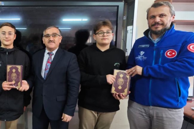 Araklı'da öğrencilere Kur'an hediye edildi
