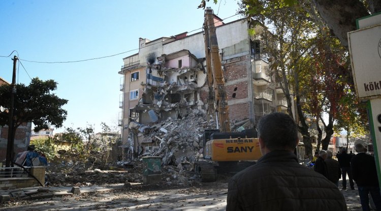 Sındırgı'da ağır hasarlı binaların yıkımı ve enkaz kaldırma işlemleri devam ediyor