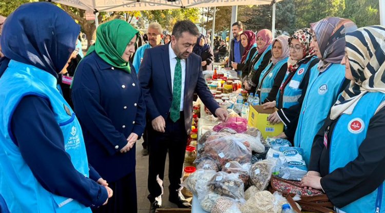 Kayseri'de Gazze yararına "Hayır Çarşısı" açıldı