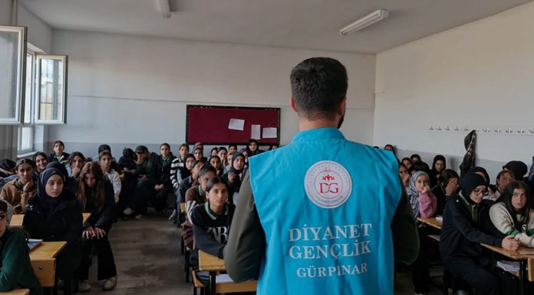 Gürpınar'da "Gençliğe Değer" konferansları sürüyor