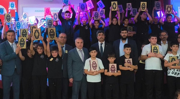 Anamur'da öğrencilere Kur'an hediye edildi