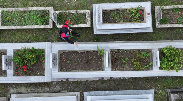 Düzce Depremi'nde hayatını kaybedenler mezarları başında anıldı