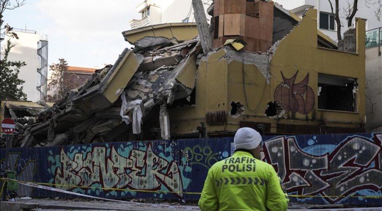 Ankara'da kontrollü yıkımı yapılan 5 katlı atıl bina çöktü
