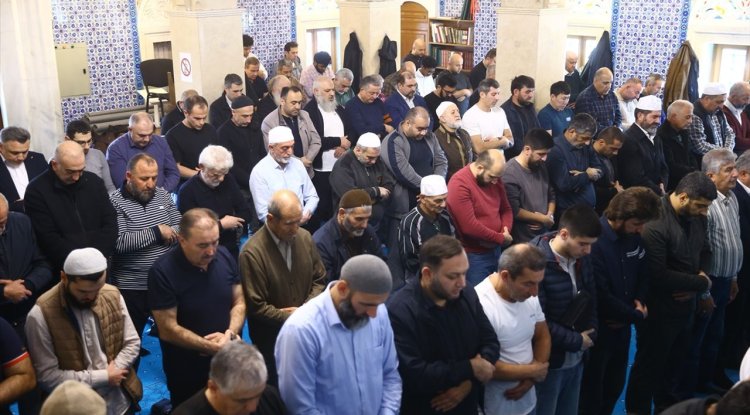 Gürcistan'da düşen uçakta şehit olan askerler için Bakü'de gıyabi cenaze namazı kılındı