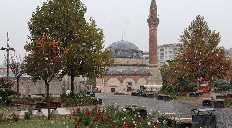 Sivas'a mevsimin ilk karı yağdı
