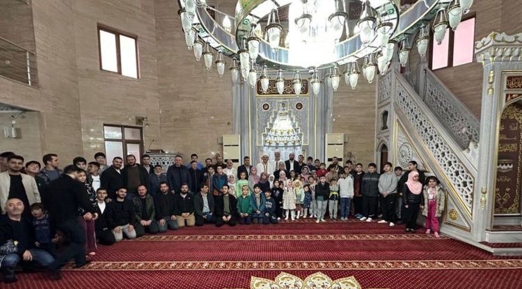 Esenler'de öğrenciler sabah namazında buluştu