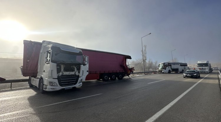 Erzurum'da yolcu otobüsü ile tırın çarpıştığı kazada 11 kişi yaralandı