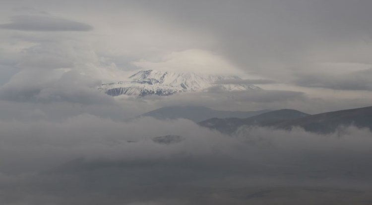 Aras Dağları sisler altında görüntülendi