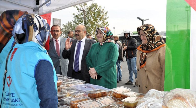 Vali Ustaoğlu'ndan TDV Hayır Çarşısı'na destek