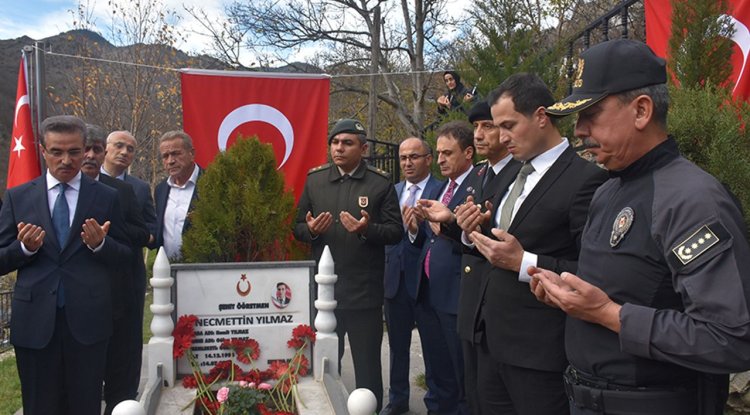 Şehit öğretmen Necmettin Yılmaz kabri başında anıldı