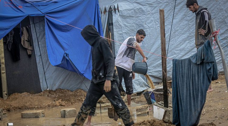 Gazze Şeridi'nde çadırlar su altında kaldı