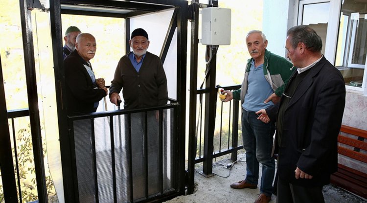 Yaşlı ve engelliler için cami duvarına asansör kurdular