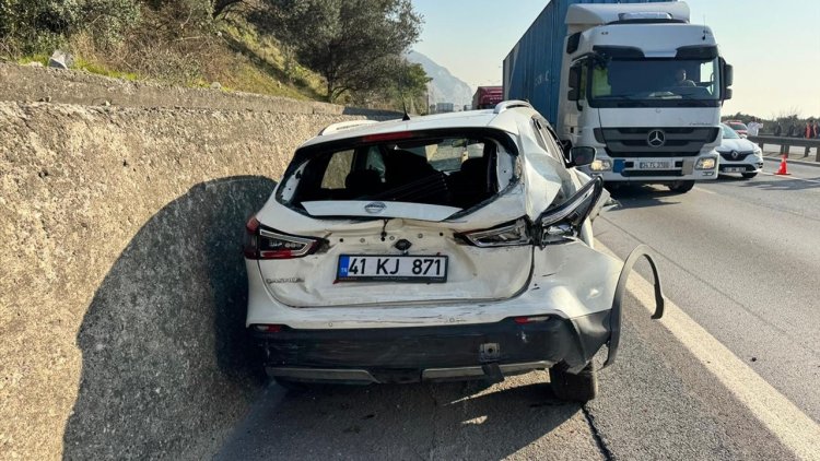 Anadolu Otoyolu Kocaeli kesiminin Ankara istikameti kaza nedeniyle ulaşıma kapandı