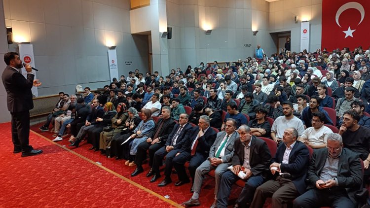 Trabzon'da gençler, din görevlileriyle okuyor