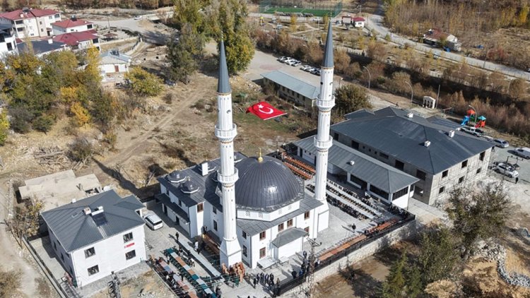 Elbistan'da depremde yıkılan cami yeniden inşa edilerek ibadete açıldı