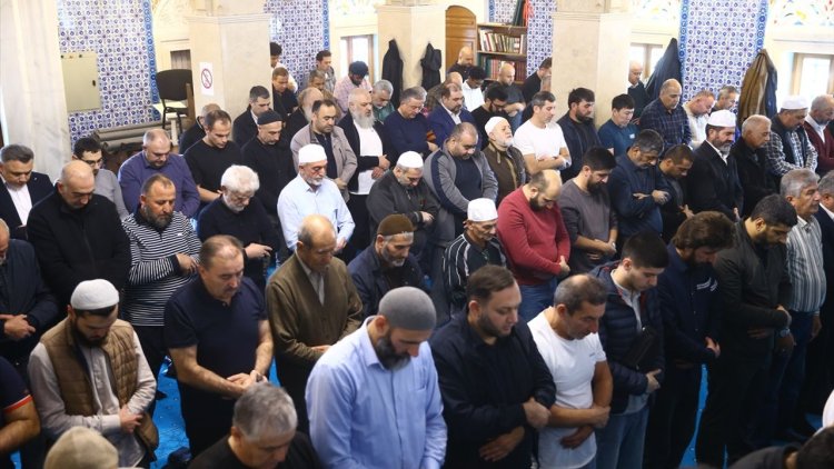 Gürcistan'da düşen uçakta şehit olan askerler için Bakü'de gıyabi cenaze namazı kılındı