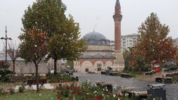 Sivas'a mevsimin ilk karı yağdı