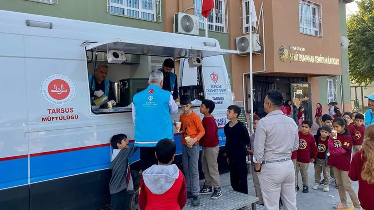 Tarsus'ta öğrencilere sıcak ikram