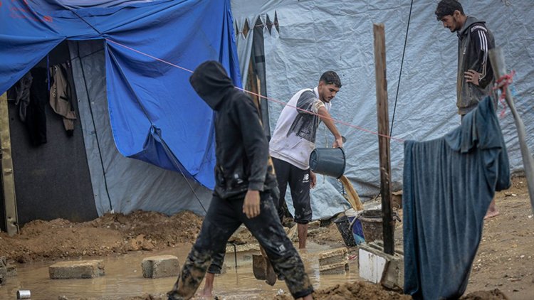 Gazze Şeridi'nde çadırlar su altında kaldı