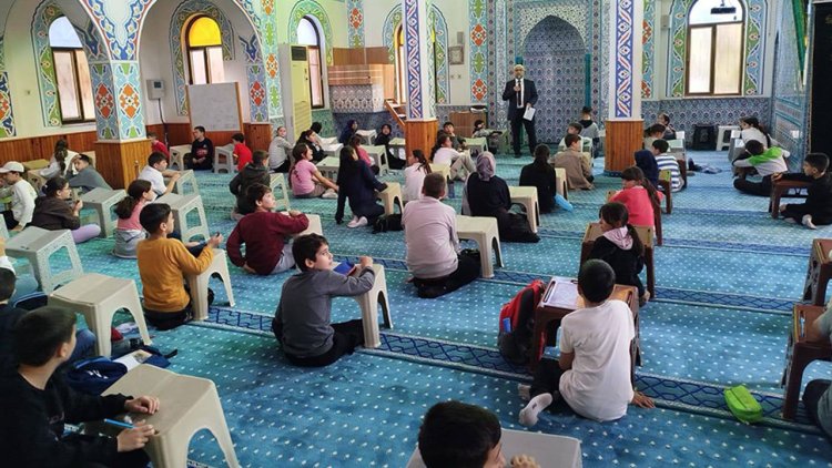 Köşk'teki gençler, camide bilgide yarıştı