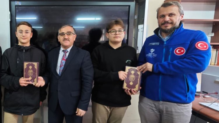 Araklı'da öğrencilere Kur'an hediye edildi