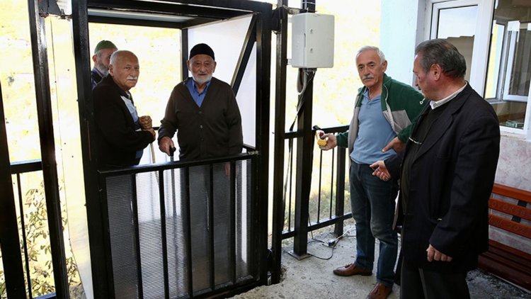 Yaşlı ve engelliler için cami duvarına asansör kurdular