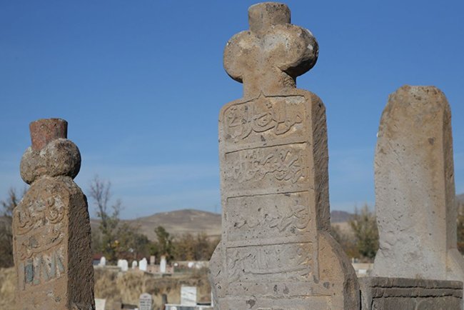 Kayseri'de Türk boyları ve Osmanlı dönemi bezemeli mezar taşları belgelendi