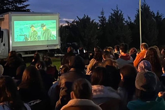 Bilge gençlik, açık hava sinema etkinliğinde buluştu