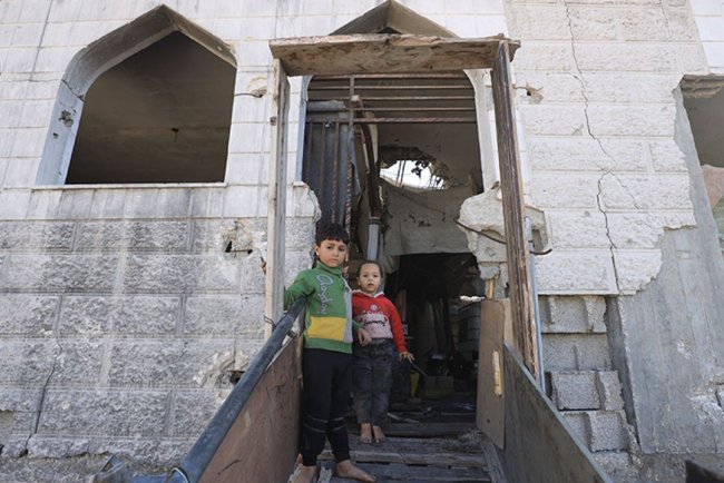 Cibaliya’daki yıkılmış camide hayata tutunuyorlar