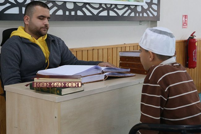 Görme engelli hafız, öğrencileri Kur'an'la tanıştırıyor