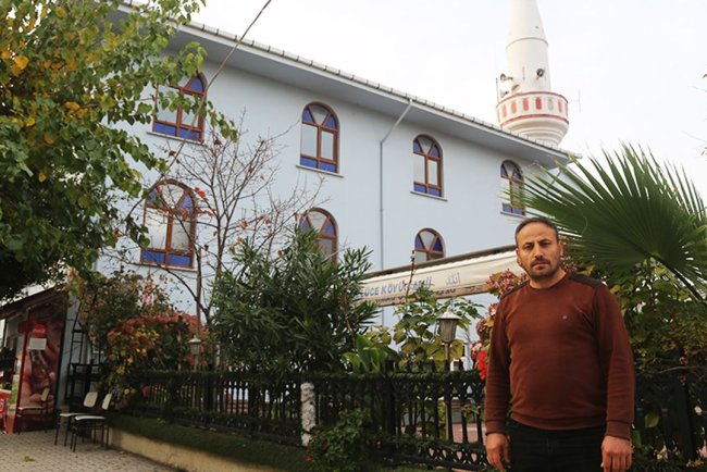 Görev yaptığı caminin çevresini ve köyü çiçeklerle donattı