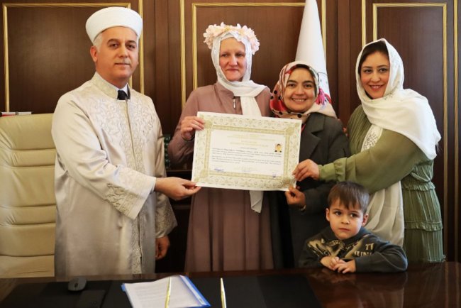 Kur'an'dan etkilenen Alman kadın Müslüman oldu