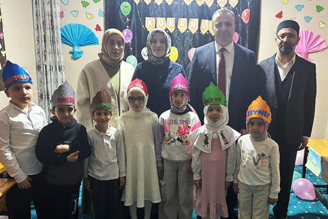Gevaş'ta çocuklar Kur'an'a geçmenin sevincini yaşadı