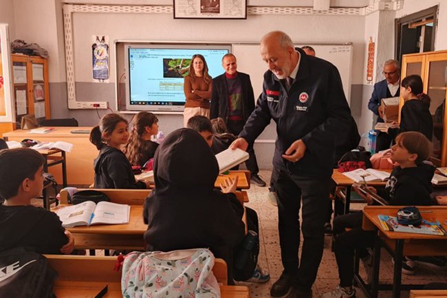 Isparta'da öğrencilere Kur'an hediye edildi
