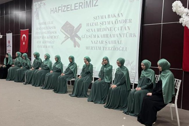 Ardeşen'de hafızlara taçlarını velileri giydirdi