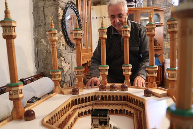 Atıkları sanat eserine dönüştürüyor