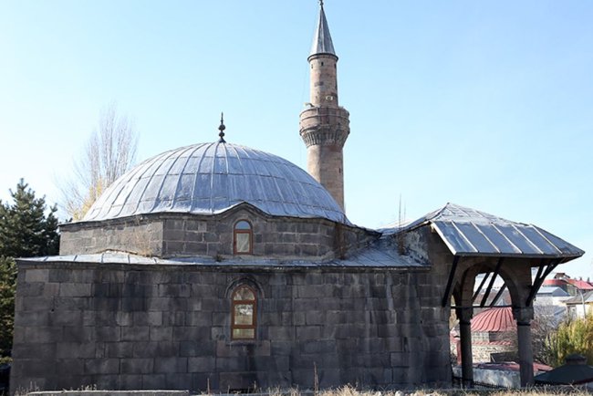 Erzurum'daki Şeyhler Camii minaresindeki güneş saatiyle dikkati çekiyor