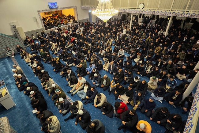 Hollanda'da 1300 genç sabah namazında buluştu