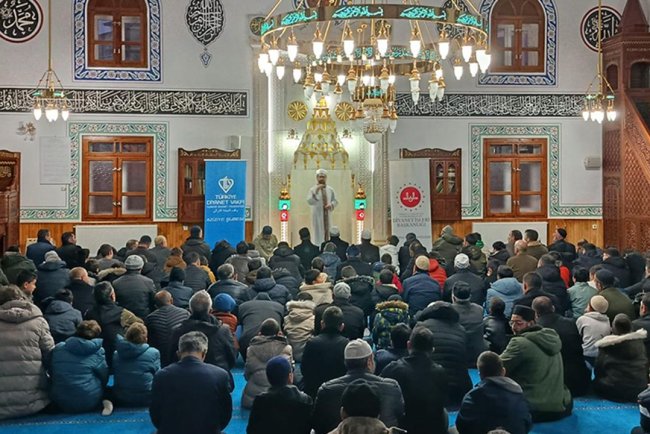 Aziziye'de Baba–Oğul Sabah Namazı’nda buluşuyor