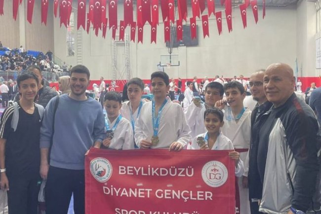 Beylikdüzü Diyanet Gençlik'ten karatede büyük başarı