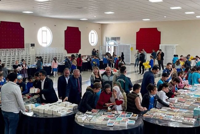 Sinanpaşa'da "Kitap Kumbaram" projesi hayat buldu