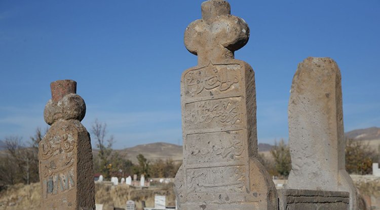 Kayseri'de Türk boyları ve Osmanlı dönemi bezemeli mezar taşları belgelendi