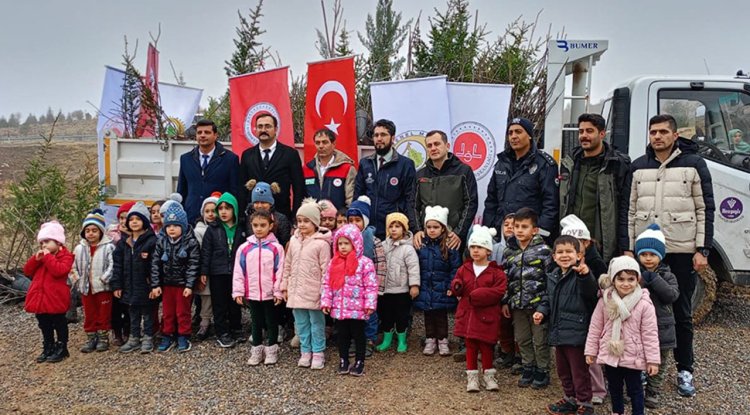 Arapgir'de minikler, fidan dikme etkinliğinde buluştu